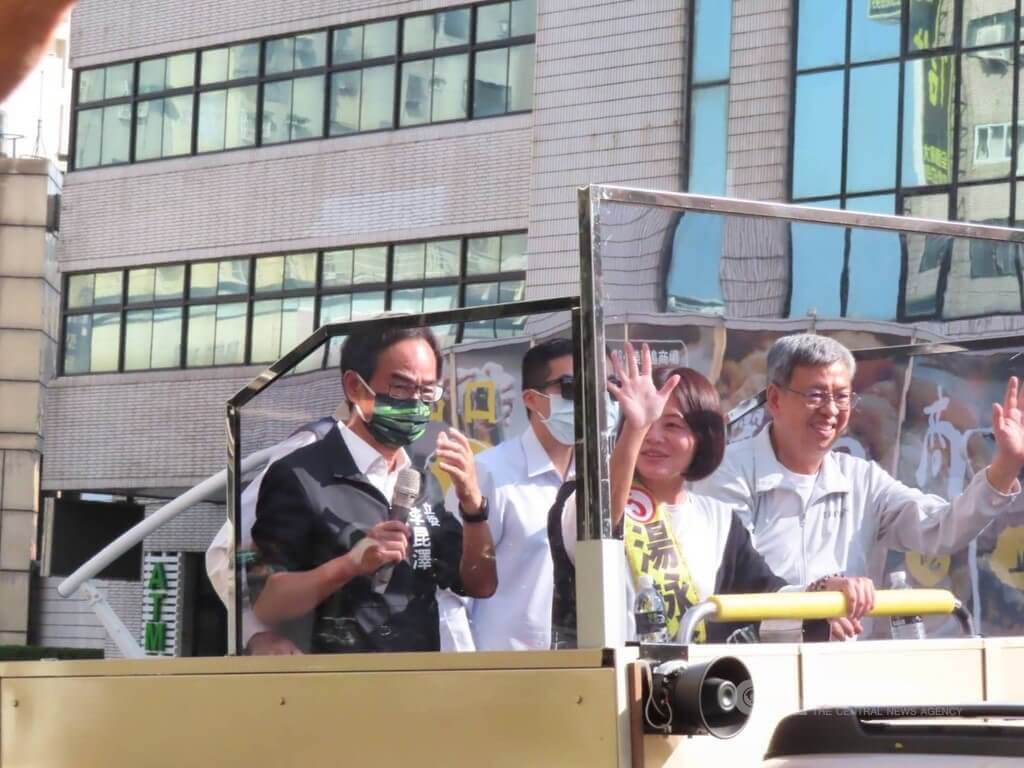 Nekdanji podpredsednik Chen Chien-jen (陳建仁, desno) in zakonodajalec DPP Lee Kun-tse (李昆澤) sta bila v konvoju vozil vladajoče stranke, ki se je v ponedeljek vila po Kaohsiungu.