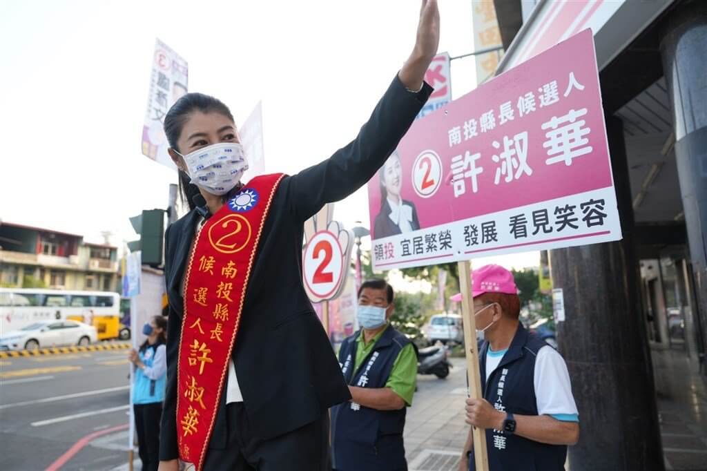 Zakonodajalka KMT Hsu Shu-hua (許淑華), ki se prav tako poteguje za najvišje mesto v okrožju Nantou, se v ponedeljek udeležila kampanje v mestecu Caotun.