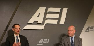 ZDA namigujejo na okrepitev vojaških enot v indijsko-pacifiški regiji, da bi preprečile napad na Tajvan Pomočnik ameriškega obrambnega ministra za indijsko-pacifiške varnostne zadeve Ely Ratner (levo) in namestnik pomočnika obrambnega ministra za Kitajsko Michael Chase. Foto: CNA.