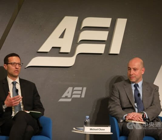 ZDA namigujejo na okrepitev vojaških enot v indijsko-pacifiški regiji, da bi preprečile napad na Tajvan Pomočnik ameriškega obrambnega ministra za indijsko-pacifiške varnostne zadeve Ely Ratner (levo) in namestnik pomočnika obrambnega ministra za Kitajsko Michael Chase. Foto: CNA.