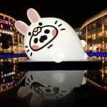 Zajčje leto Foto: Ogromen tjulenj oblečen v zajčka pred nakupovalnim središčem v Kaohsiungu.