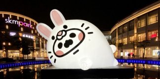 Zajčje leto Foto: Ogromen tjulenj oblečen v zajčka pred nakupovalnim središčem v Kaohsiungu.