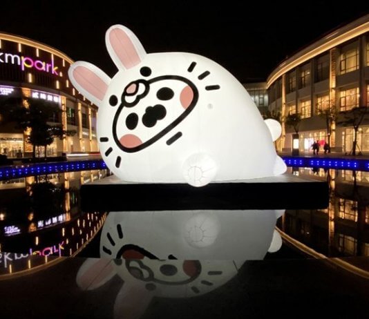Zajčje leto Foto: Ogromen tjulenj oblečen v zajčka pred nakupovalnim središčem v Kaohsiungu.