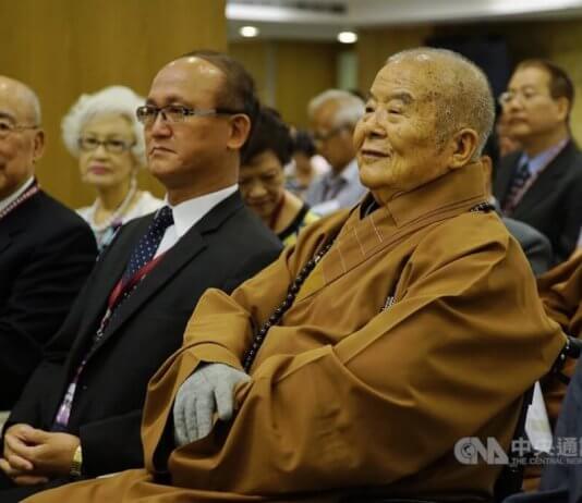 Hsing Yun, ustanovitelj budistične organizacije Fo Guang Shan, je umrl v 95. letu starosti Hsing Yun na podelitvi nagrade leta 2016 za ustanovljen izobraževalni sklad. Foto: CNA.