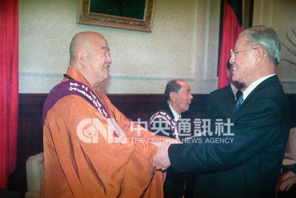 Hsing Yun se je leta 1999 v predsedniški pisarni srečal s takratnim predsednikom Leejem Teng-huijem.