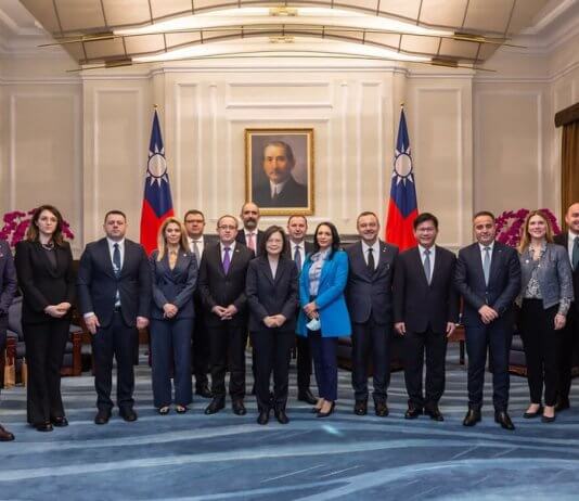 Srečanje s poslanci iz treh balkanskih držav Foto: Predsedniški urad, ROC Tajvan.