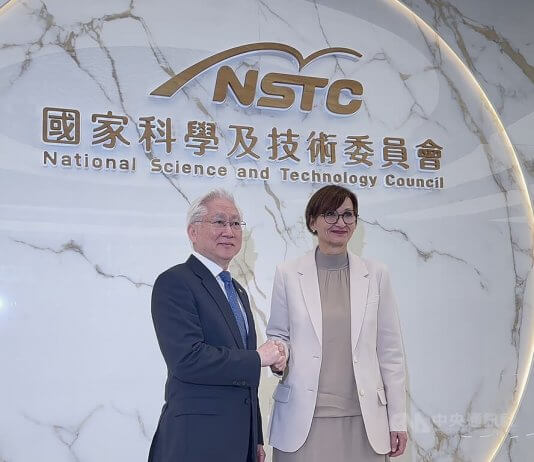 Tajvan in Nemčija podpisala sporazum o znanstvenem in tehnološkem sodelovanju Nemška zvezna ministrica za izobraževanje in raziskave Bettina Stark-Watzinger in tajvanski minister Nacionalnega sveta za znanost in tehnologijo (NSTC) Wu Tsung-tsong (吳政忠). Foto: CNA.