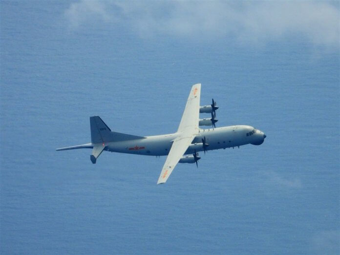 Kitajsko vojaško letalo Y-8 za boj proti podmornicam. Foto: Ministrstvo za obrambo, CNA.
