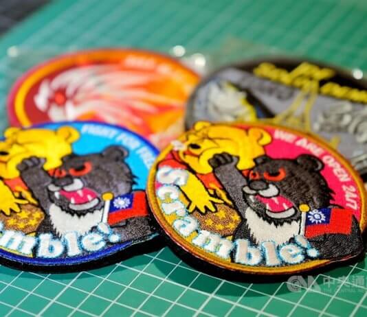 Letalski našitek s Formoškim medvedom, ki udari medvedka Puja, je postal velika uspešnica Foto: CNA.