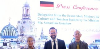 Nemška zvezna dežela Saška bo v Tajpeju odprla pisarno za znanstvene in tehnološke izmenjave Z leve: Ursula Staudinger, rektorica Tehnične univerze v Dresdnu, saški državni minister za znanost, kulturo in turizem Sebastian Gemkow in Jörg Polster, generalni direktor Nemškega inštituta v Tajpeju na četrtkovi novinarski konferenci v Tajpeju. Foto: CNA.