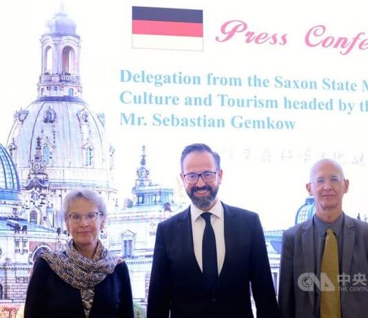 Nemška zvezna dežela Saška bo v Tajpeju odprla pisarno za znanstvene in tehnološke izmenjave Z leve: Ursula Staudinger, rektorica Tehnične univerze v Dresdnu, saški državni minister za znanost, kulturo in turizem Sebastian Gemkow in Jörg Polster, generalni direktor Nemškega inštituta v Tajpeju na četrtkovi novinarski konferenci v Tajpeju. Foto: CNA.