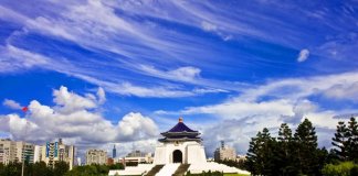 Urad za turizem uvaja spodbude za privabljanje obiskovalcev na Tajvan Čankajškova spominska dvorana je ena od zgodovinskih znamenitosti, ki so vključene v brezplačni poldnevni izlet namenjen tranzitnim potnikom. Foto: CNA.