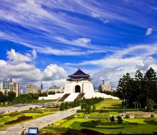 Urad za turizem uvaja spodbude za privabljanje obiskovalcev na Tajvan Čankajškova spominska dvorana je ena od zgodovinskih znamenitosti, ki so vključene v brezplačni poldnevni izlet namenjen tranzitnim potnikom. Foto: CNA.