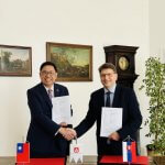 Tajvan bo pomagal Slovaški pri izboljšanju varnosti na šolskih dvoriščih Tajvanski predstavnik na Slovaškem David Lee (levo) se na slovesnosti ob podpisu sporazuma rokuje z županom Starega mesta Bratislave Matejem Vagačem (desno). Foto: Taipei Representative Office in Bratislava.