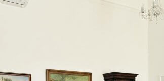 Tajvan bo pomagal Slovaški pri izboljšanju varnosti na šolskih dvoriščih Tajvanski predstavnik na Slovaškem David Lee (levo) se na slovesnosti ob podpisu sporazuma rokuje z županom Starega mesta Bratislave Matejem Vagačem (desno). Foto: Taipei Representative Office in Bratislava.