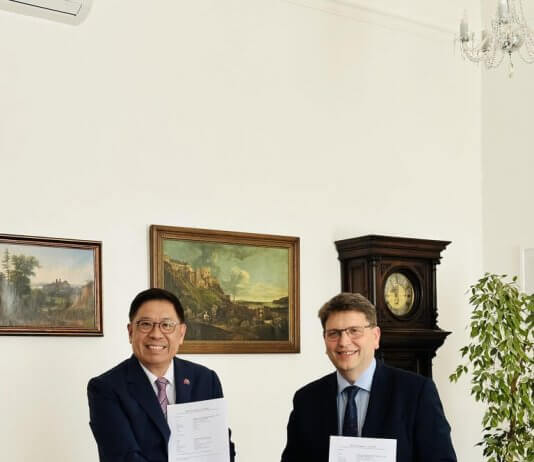 Tajvan bo pomagal Slovaški pri izboljšanju varnosti na šolskih dvoriščih Tajvanski predstavnik na Slovaškem David Lee (levo) se na slovesnosti ob podpisu sporazuma rokuje z županom Starega mesta Bratislave Matejem Vagačem (desno). Foto: Taipei Representative Office in Bratislava.