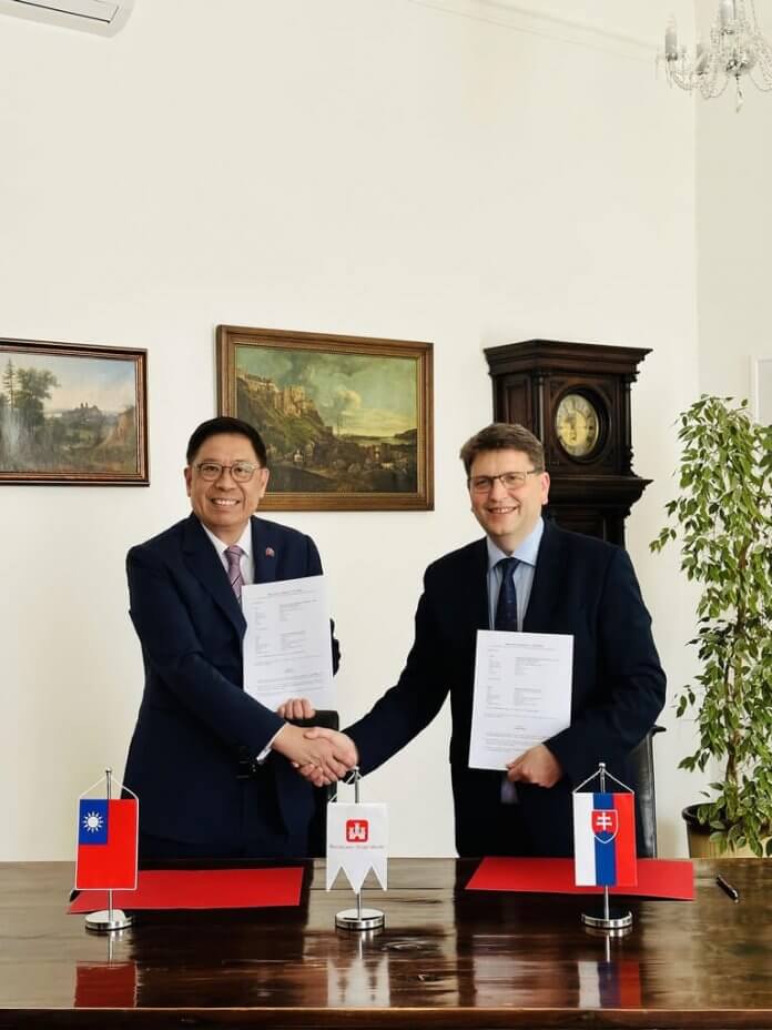 Tajvanski predstavnik na Slovaškem David Lee (levo) se na slovesnosti ob podpisu sporazuma rokuje z županom Starega mesta Bratislave Matejem Vagačem (desno). Foto: Taipei Representative Office in Bratislava.