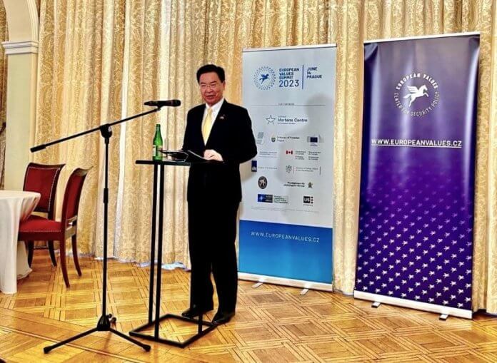 Zunanji minister Jaushieh Joseph Wu med osrednjim govorom na Vrhu evropskih vrednot 14. junija v Pragi. Foto: MOFA, ROC (Tajvan).
