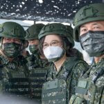 Tajvan za leto 2024 predlaga največji obrambni proračun doslej Predsednica Tsai Ing-wen na julijskih vojaških vajah Han Kuang. Foto: Predsedniški urad.