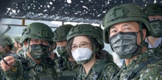 Tajvan za leto 2024 predlaga največji obrambni proračun doslej Predsednica Tsai Ing-wen na julijskih vojaških vajah Han Kuang. Foto: Predsedniški urad.