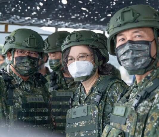 Tajvan za leto 2024 predlaga največji obrambni proračun doslej Predsednica Tsai Ing-wen na julijskih vojaških vajah Han Kuang. Foto: Predsedniški urad.