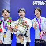 Tajvan na letošnjih azijskih igrah ponovil izjemen rezultat osvojenih medalj Zlata Yang Yung-wei (v sredini) in Lien Chen-ling (desno) pozirata novinarjem ob povratku v Tajvan. Foto: CNA.