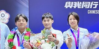 Tajvan na letošnjih azijskih igrah ponovil izjemen rezultat osvojenih medalj Zlata Yang Yung-wei (v sredini) in Lien Chen-ling (desno) pozirata novinarjem ob povratku v Tajvan. Foto: CNA.