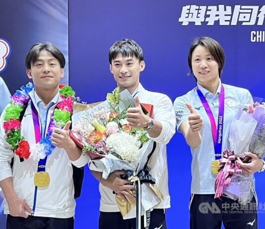 Tajvan na letošnjih azijskih igrah ponovil izjemen rezultat osvojenih medalj Zlata Yang Yung-wei (v sredini) in Lien Chen-ling (desno) pozirata novinarjem ob povratku v Tajvan. Foto: CNA.