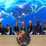 Na Tajvanu je začel delovati prvi center NASA APAC v Aziji Minister za okolje Shieu Fuh-sheng (v sredini) skupaj z vodjo Nasine mreže AERONET Eleno Lind (četrta z leve) ob otvoritvi prvega azijsko-pacifiškega centra za umerjanje in usposabljanje AERONET. Foto: Ministrstvo za okolje ROC (Tajvan).