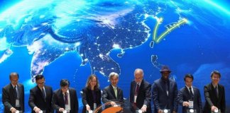 Na Tajvanu je začel delovati prvi center NASA APAC v Aziji Minister za okolje Shieu Fuh-sheng (v sredini) skupaj z vodjo Nasine mreže AERONET Eleno Lind (četrta z leve) ob otvoritvi prvega azijsko-pacifiškega centra za umerjanje in usposabljanje AERONET. Foto: Ministrstvo za okolje ROC (Tajvan).