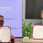 Tajvan in Združeno kraljestvo podpisala pomemben pakt o trgovinskem partnerstvu Kelly Wu-Chiao Hsieh (desno), predstavnik Tajvana v Združenem kraljestvu, in John Dennis, njegov britanski kolega na Tajvanu, kažeta sveže podpisan sporazum o okrepljenem trgovinskem partnerstvu. Foto: Taiwan Today.