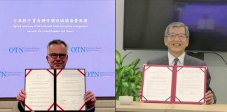 Tajvan in Združeno kraljestvo podpisala pomemben pakt o trgovinskem partnerstvu Kelly Wu-Chiao Hsieh (desno), predstavnik Tajvana v Združenem kraljestvu, in John Dennis, njegov britanski kolega na Tajvanu, kažeta sveže podpisan sporazum o okrepljenem trgovinskem partnerstvu. Foto: Taiwan Today.