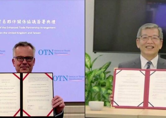 Tajvan in Združeno kraljestvo podpisala pomemben pakt o trgovinskem partnerstvu Kelly Wu-Chiao Hsieh (desno), predstavnik Tajvana v Združenem kraljestvu, in John Dennis, njegov britanski kolega na Tajvanu, kažeta sveže podpisan sporazum o okrepljenem trgovinskem partnerstvu. Foto: Taiwan Today.