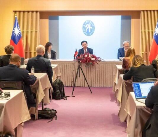 Minister za zunanje zadeve Wu v skupnem intervjuju za evropske medije Foto: Taiwan Today, MOFA.