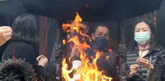 Obiski templjev, družinski obroki in petarde zaznamujejo začetek leta zmaja