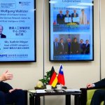 Tajvan poglablja sodelovanje z Nemčijo na področju umetne inteligence Foto: Minister Wu Tsung-tsong v pogovoru z nemškim svetovalcem Wolfgangom Wahlsterjem.