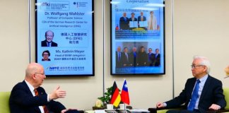 Tajvan poglablja sodelovanje z Nemčijo na področju umetne inteligence Foto: Minister Wu Tsung-tsong v pogovoru z nemškim svetovalcem Wolfgangom Wahlsterjem.
