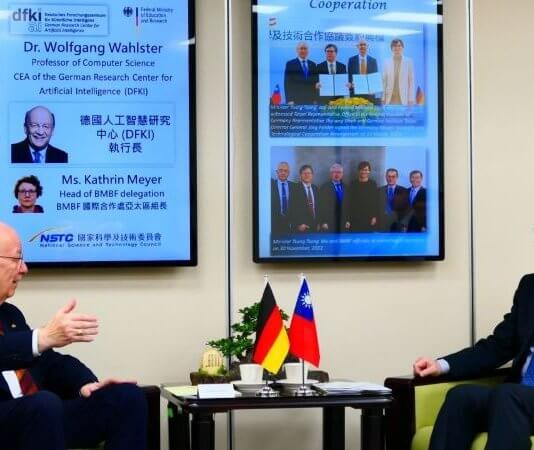 Tajvan poglablja sodelovanje z Nemčijo na področju umetne inteligence Foto: Minister Wu Tsung-tsong v pogovoru z nemškim svetovalcem Wolfgangom Wahlsterjem.