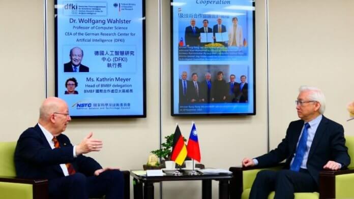 Foto: Minister Wu Tsung-tsong v pogovoru z nemškim svetovalcem Wolfgangom Wahlsterjem.