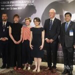 V Tajpeju odprt Češki center predstavlja pomemben mejnik v dvostranskih odnosih Foto: Podpredsednica Hsiao Bi-khim (v sredini desno), podpredsednik češkega senata Jiří Drahoš (drugi desno), namestnik ministra za zunanje zadeve Ramus Li-kuo Chen (desno), vodja Češkega centra v Tajpeju Markéta Záhumenská (druga levo) in izvršna direktorica Jitka Pánek Jurková (tretja desno) ter predstavnik Češke na Tajvanu David Steinke.