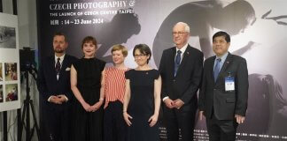 V Tajpeju odprt Češki center predstavlja pomemben mejnik v dvostranskih odnosih Foto: Podpredsednica Hsiao Bi-khim (v sredini desno), podpredsednik češkega senata Jiří Drahoš (drugi desno), namestnik ministra za zunanje zadeve Ramus Li-kuo Chen (desno), vodja Češkega centra v Tajpeju Markéta Záhumenská (druga levo) in izvršna direktorica Jitka Pánek Jurková (tretja desno) ter predstavnik Češke na Tajvanu David Steinke.