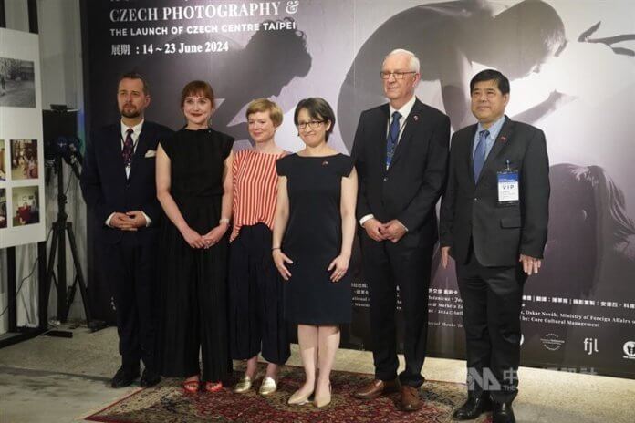 Foto: Podpredsednica Hsiao Bi-khim (v sredini desno), podpredsednik češkega senata Jiří Drahoš (drugi desno), namestnik ministra za zunanje zadeve Ramus Li-kuo Chen (desno), vodja Češkega centra v Tajpeju Markéta Záhumenská (druga levo) in izvršna direktorica Jitka Pánek Jurková (tretja desno) ter predstavnik Češke na Tajvanu David Steinke.