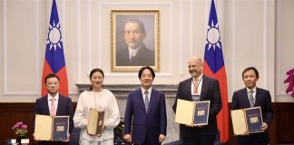 Izdana 10.000. zlata zaposlitvena kartica za tuje talente Foto: CNA.