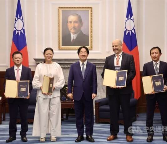 Izdana 10.000. zlata zaposlitvena kartica za tuje talente Foto: CNA.