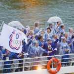 Mednarodni olimpijski komite pozvan, naj namesto imena »Kitajski Tajpej« dovoli ime »Tajvan« Foto: Tajvanski športniki med odprtjem olimpijskih iger v Parizu mahajo s kompromisno zastavo, CNA.