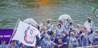 Mednarodni olimpijski komite pozvan, naj namesto imena »Kitajski Tajpej« dovoli ime »Tajvan« Foto: Tajvanski športniki med odprtjem olimpijskih iger v Parizu mahajo s kompromisno zastavo, CNA.