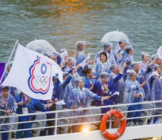 Mednarodni olimpijski komite pozvan, naj namesto imena »Kitajski Tajpej« dovoli ime »Tajvan« Foto: Tajvanski športniki med odprtjem olimpijskih iger v Parizu mahajo s kompromisno zastavo, CNA.