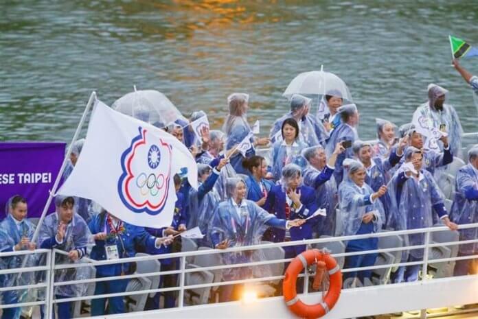 Foto: Tajvanski športniki med odprtjem olimpijskih iger v Parizu mahajo s kompromisno zastavo, CNA.