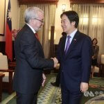 Gostujoči češki poslanec opozarja na kitajsko vojaško ustrahovanje Foto: Predsednik Lai Ching-te (desno) pozdravlja češkega poslanca Marka Bendo, CNA.