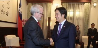 Gostujoči češki poslanec opozarja na kitajsko vojaško ustrahovanje Foto: Predsednik Lai Ching-te (desno) pozdravlja češkega poslanca Marka Bendo, CNA.